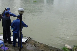 Phát hiện thi thể đang phân hủy, trôi trên sông Sài Gòn